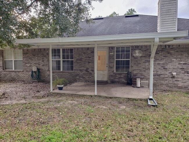 Building Photo - 4 Bedroom 2 Bath home located in heart of ...