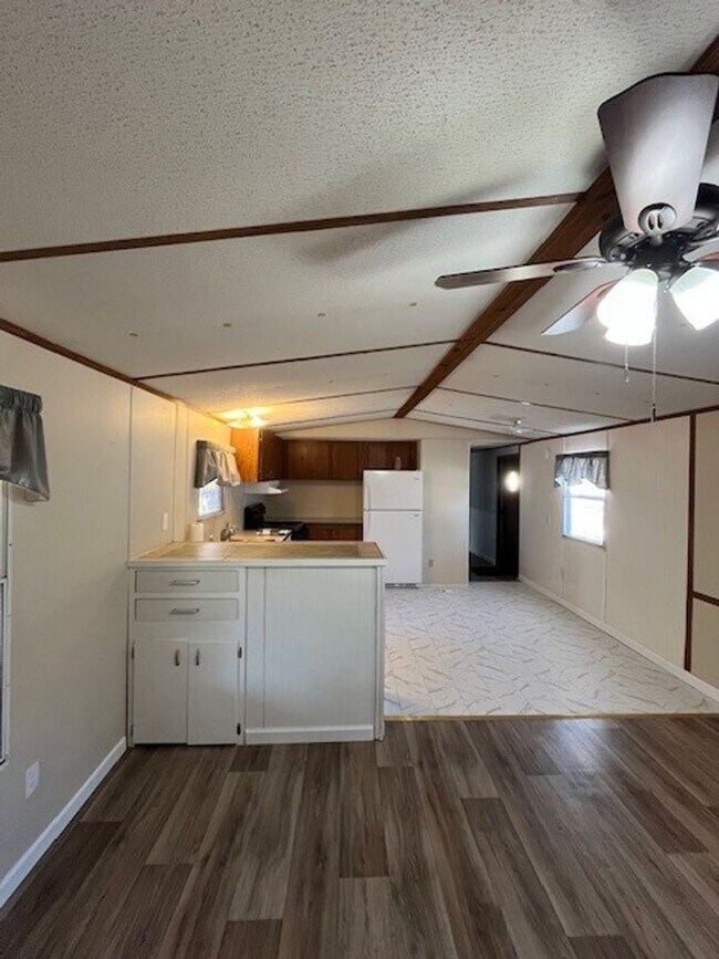 Building Photo - Welcome to this charming 2-bedroom, 1.5-bathroom home located in the desirable area of Leland, NC