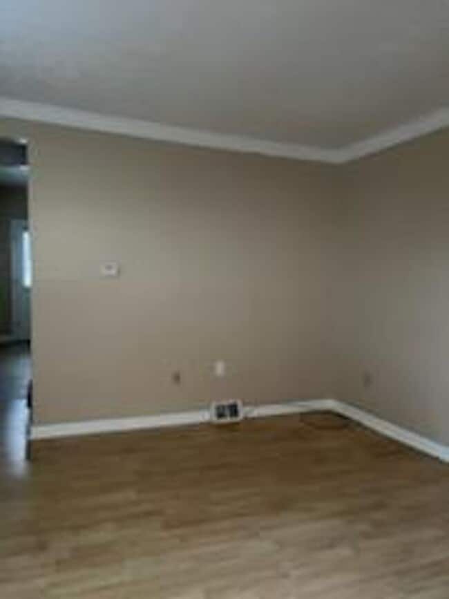 Building Photo - 5-6 Schaeffer Way