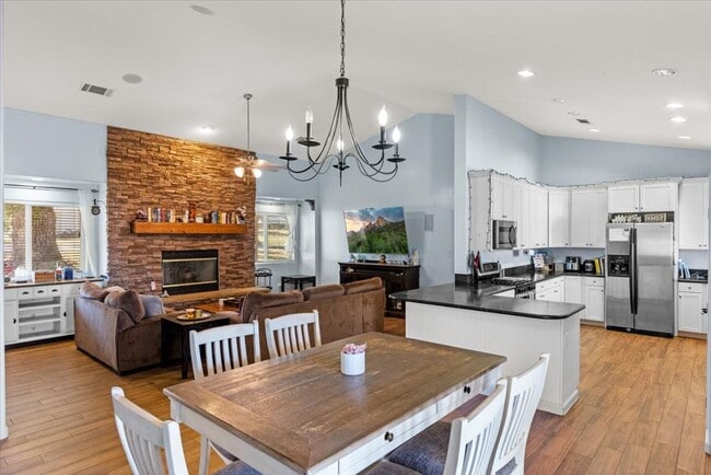 Building Photo - Stallion Springs Home!