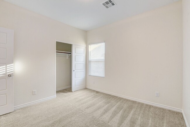 Building Photo - 4 Bedroom Townhouse in Tule Springs