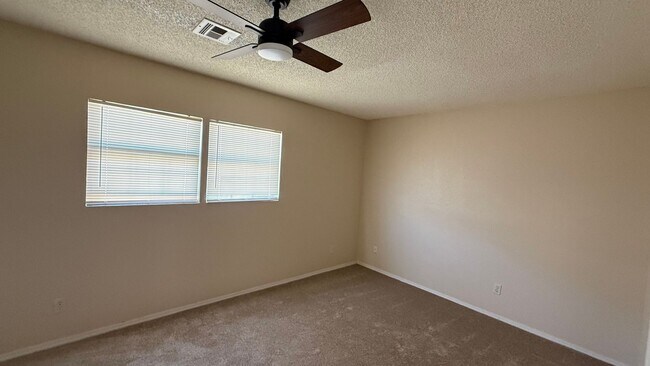 Building Photo - 2 BEDROOMS 1.5 BATHROOMS  TOWNHOUSE AVAILABLE FOR RENT !!!