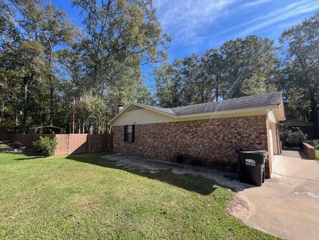 Building Photo - 16 Eastwood Dr