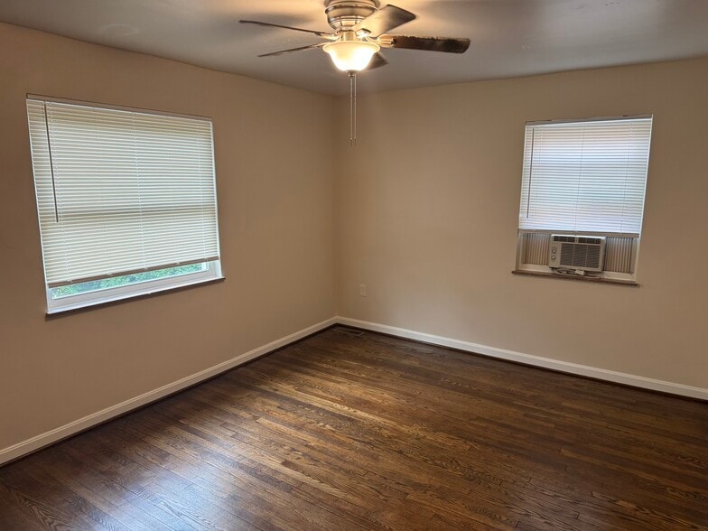 Building Photo - 3065 Glenmore Ave
