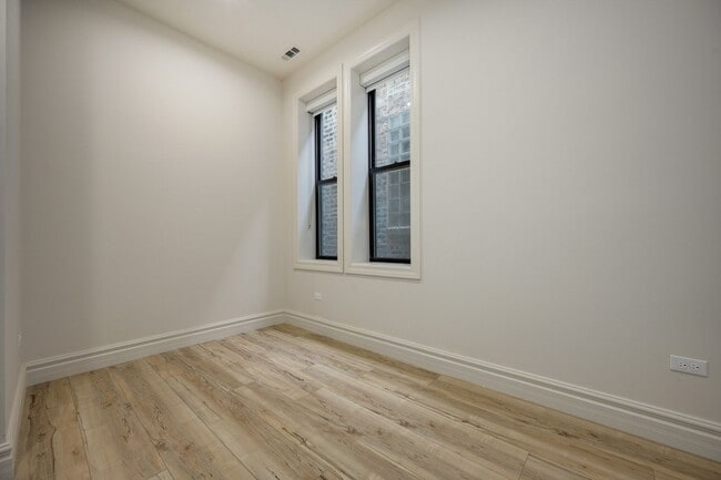 Building Photo - 1710 W Belmont Ave