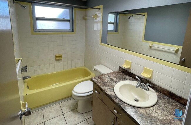 Building Photo - 2 bedroom, 1 bath, 1 car garage house with covered patio in Port Richey  *Available NOW*