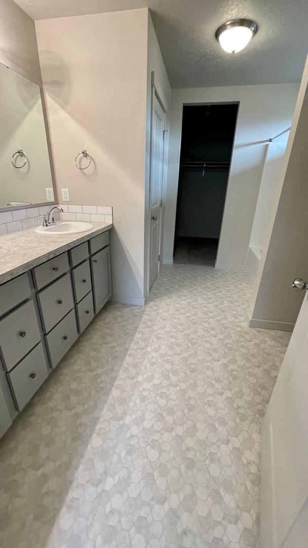 Building Photo - $2,199.00 / Large 4 bed 2 bath / 3 car gar...