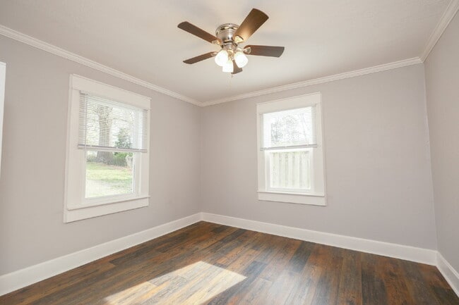 Building Photo - Welcome to 204 Oakland!