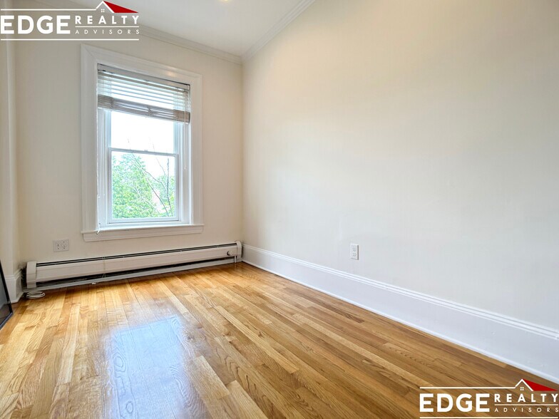 Building Photo - 43 Carlton St