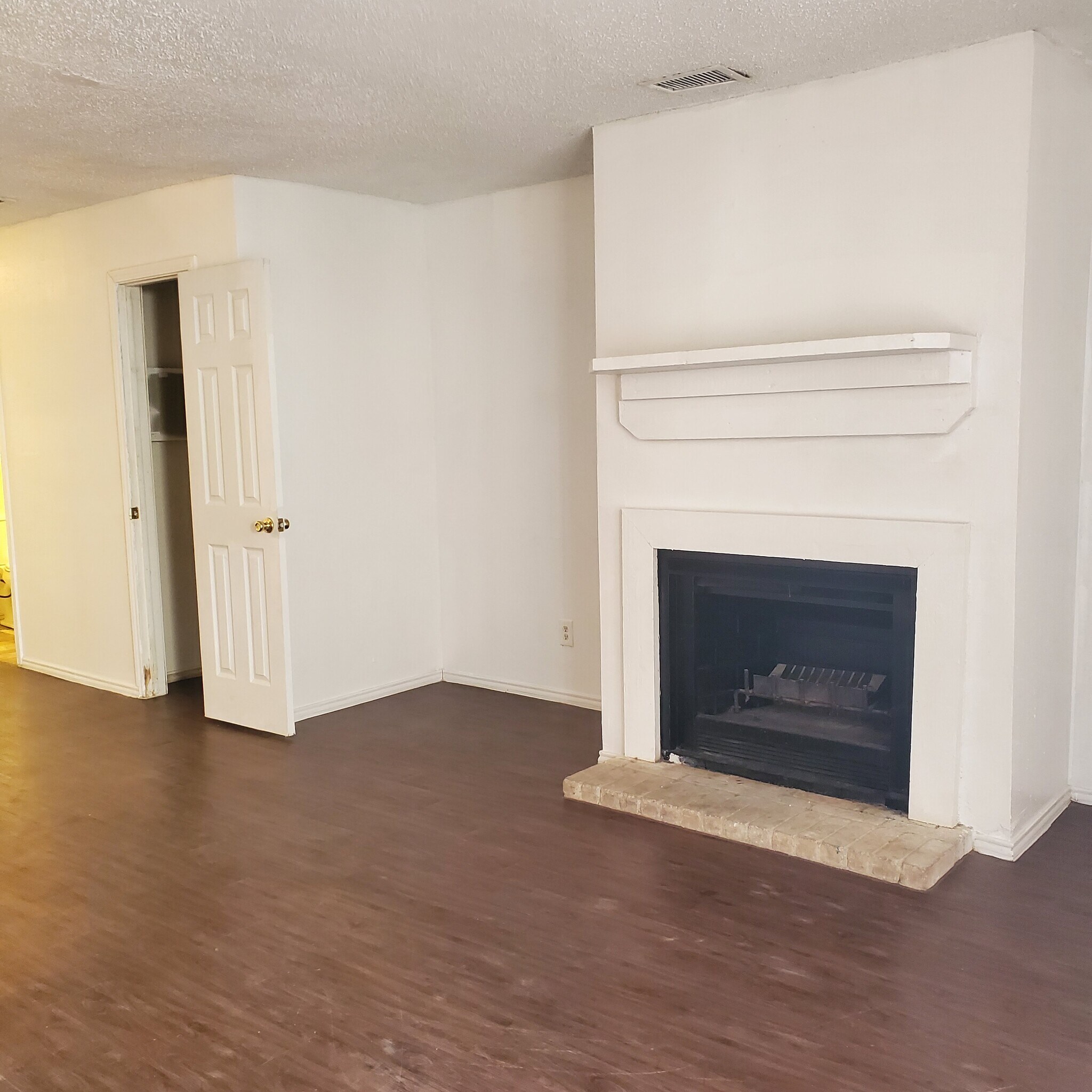 Living - 15421 Weldon Dr