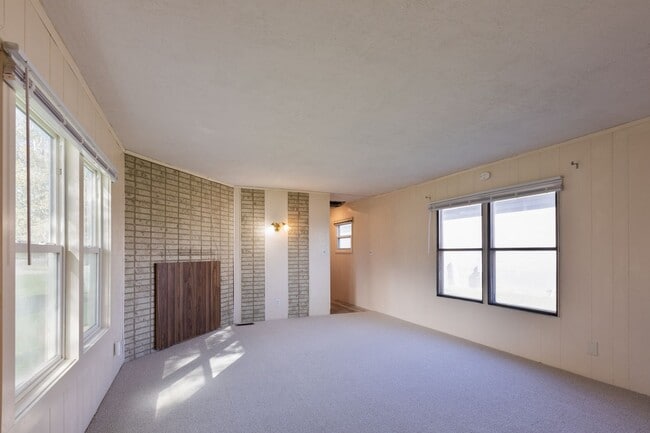 Building Photo - 206 N 4000 E