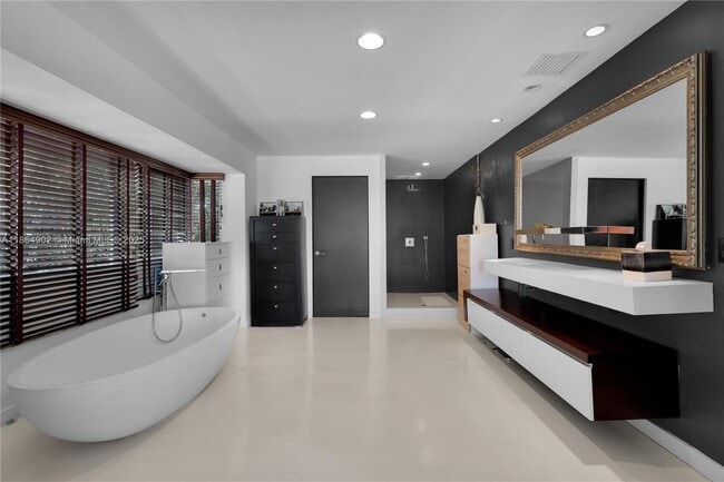 Building Photo - 1111 N Venetian Dr