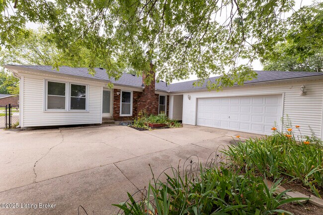 Building Photo - 2901 Creekside Dr