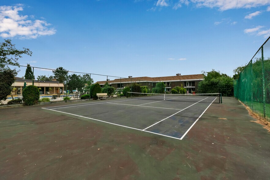 Building Photo - 225 Charter Oaks Dr