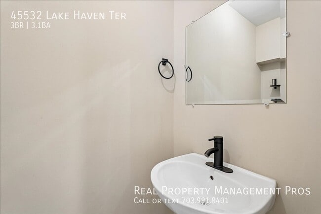 Building Photo - 45532 Lake Haven Terrace
