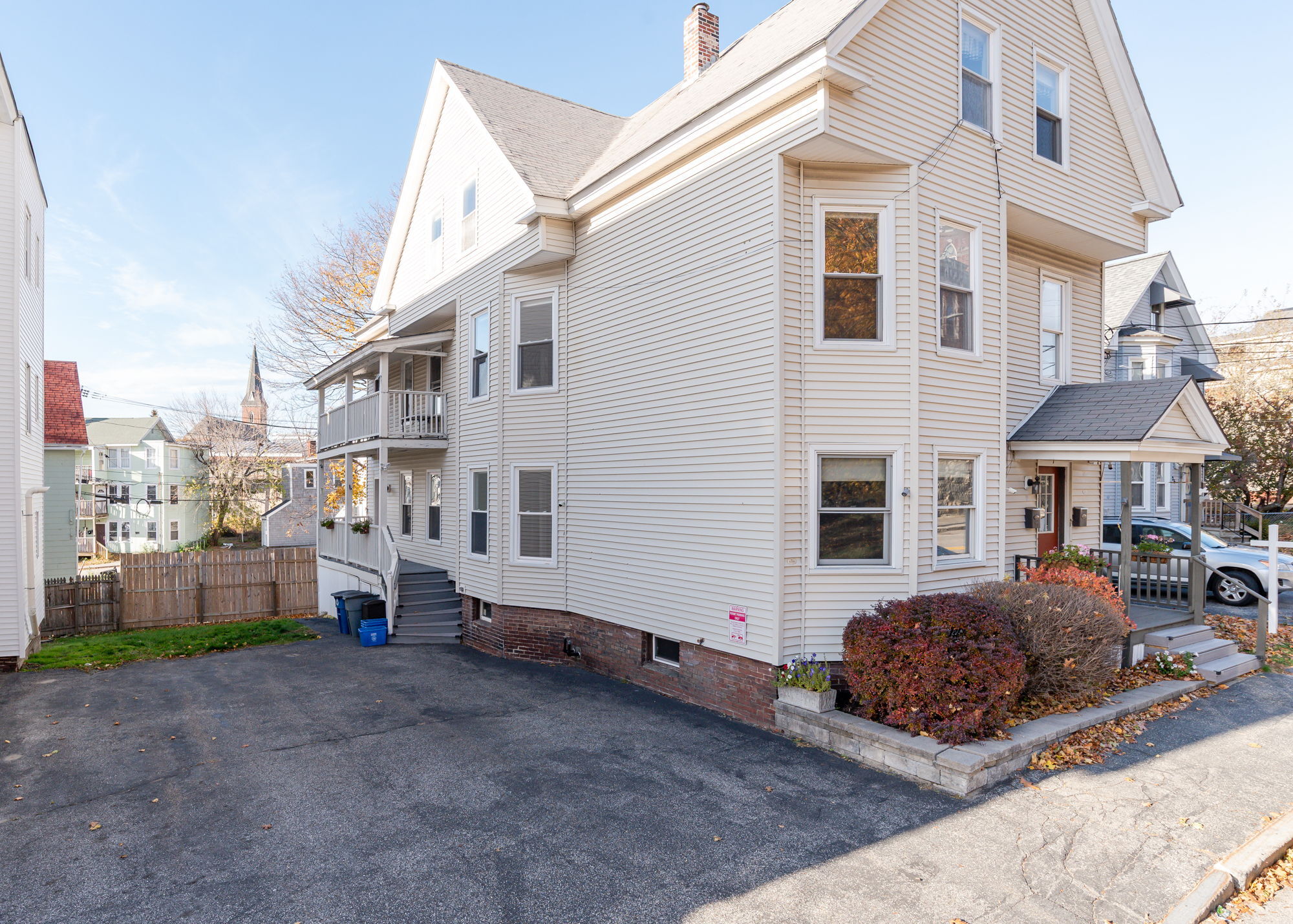 Building Photo - 18 College St