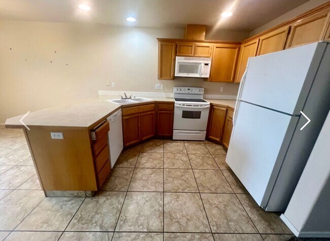 Building Photo - 3 bed 3.5 bath Townhome on Rd 68
