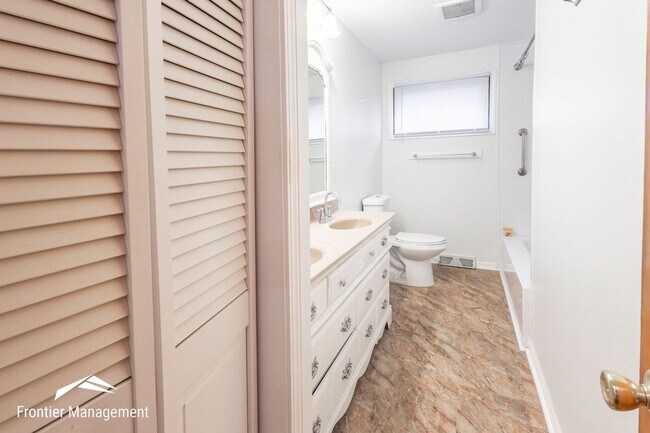 Building Photo - 1112 Woodland St