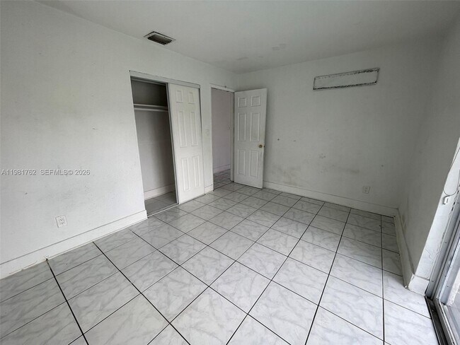 Building Photo - 5751 SW 38th Ct