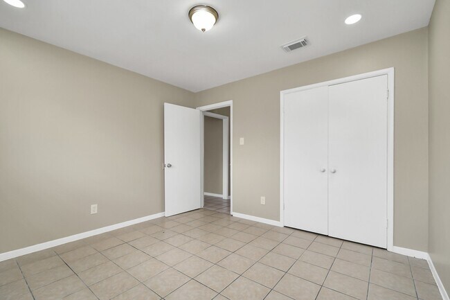 Building Photo - 1736 Crestdale Dr