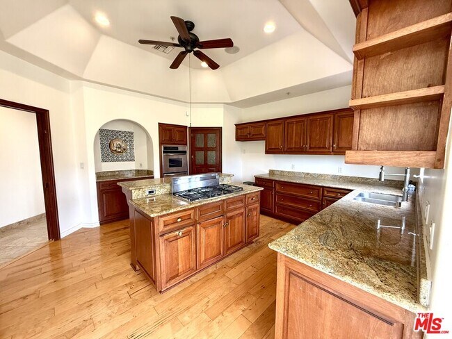 Building Photo - 10827 Pacific View Dr