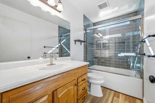 Building Photo - Updated and Well Maintained 2 Bedroom Apartment in the Heart of Old Towne Orange