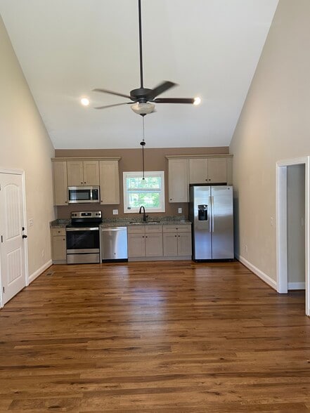 Kitchen - 607 Mountain View Rd SE