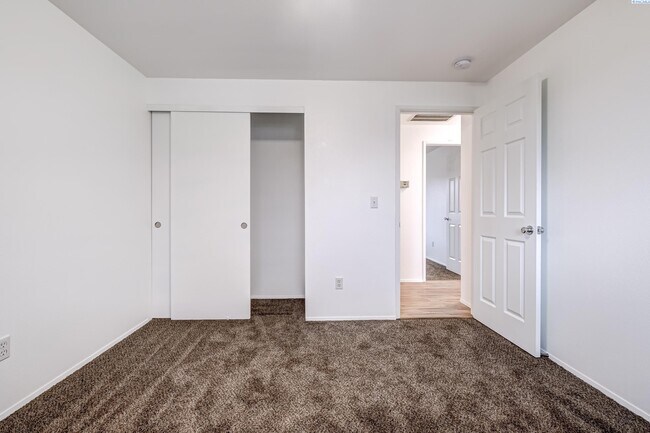 Building Photo - Nice Home, Yard care Included