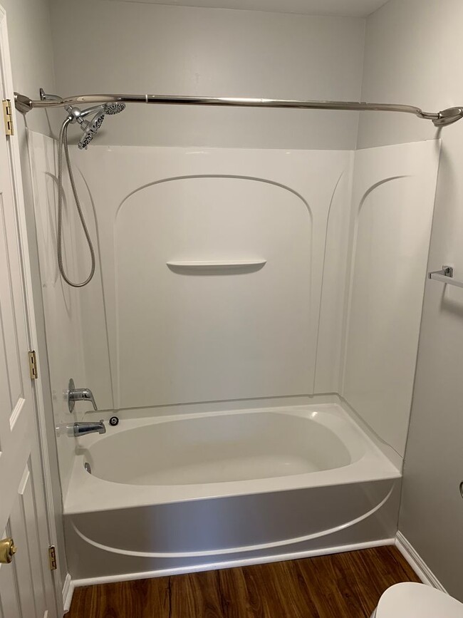 Building Photo - Renovated 2 Bed, 1.5 Bath Townhome w/ Comm...