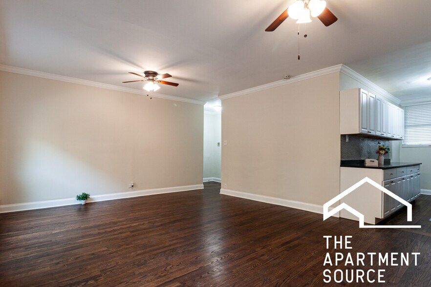 Building Photo - 732 W Roscoe St