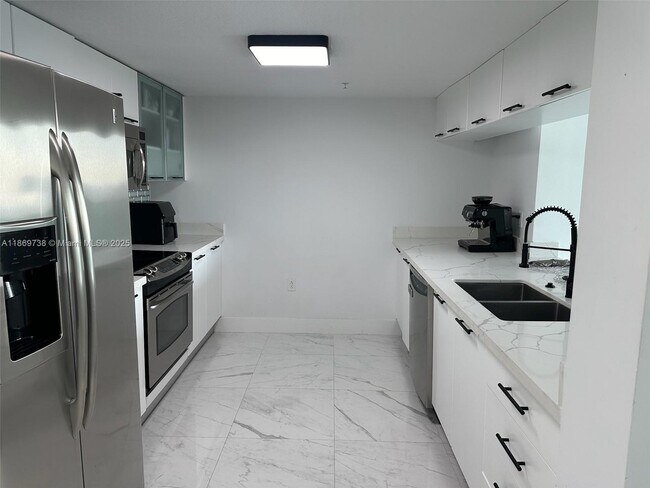 Building Photo - 1800 N Bayshore Dr