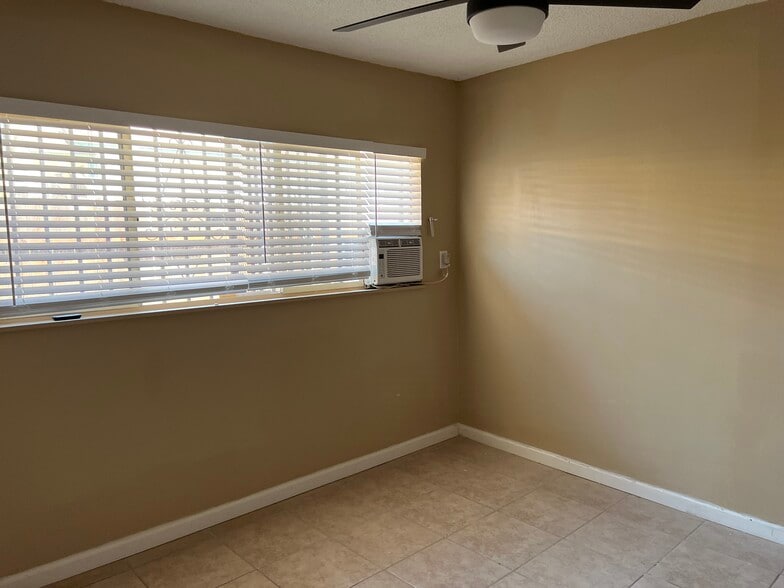 Building Photo - 576 N Wilson Ave