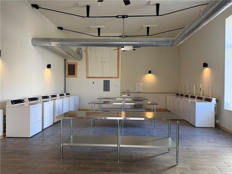 Building Photo - 327 Pine St