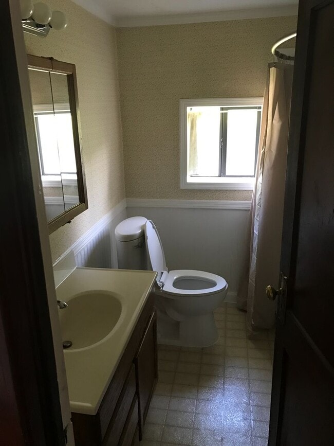 Building Photo - Charming 3 bed South Spokane Farm House
