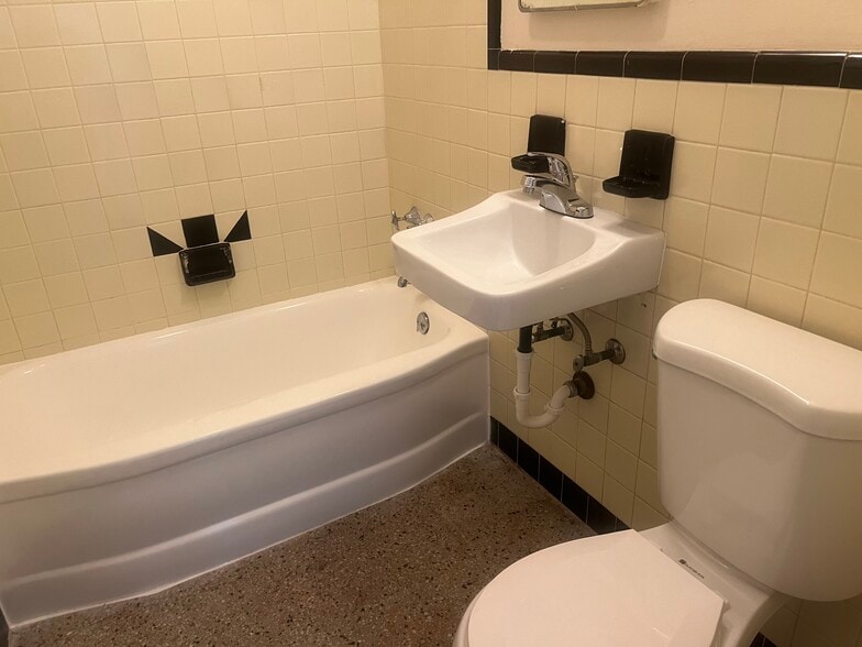 Building Photo - 505 NE 150th St