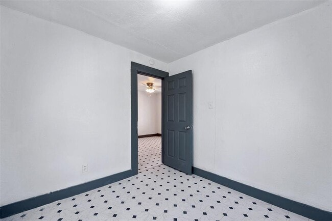 Building Photo - 2528 Campbell St