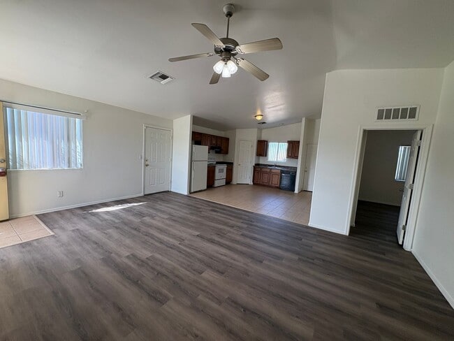 Building Photo - 2109 E Pinal Vista