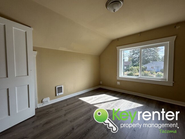 Building Photo - Delightful 3Bed/1.5Bath Craftsman Home