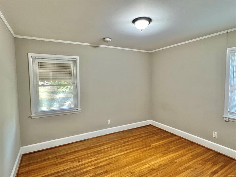 Building Photo - 929 Parkwood Dr