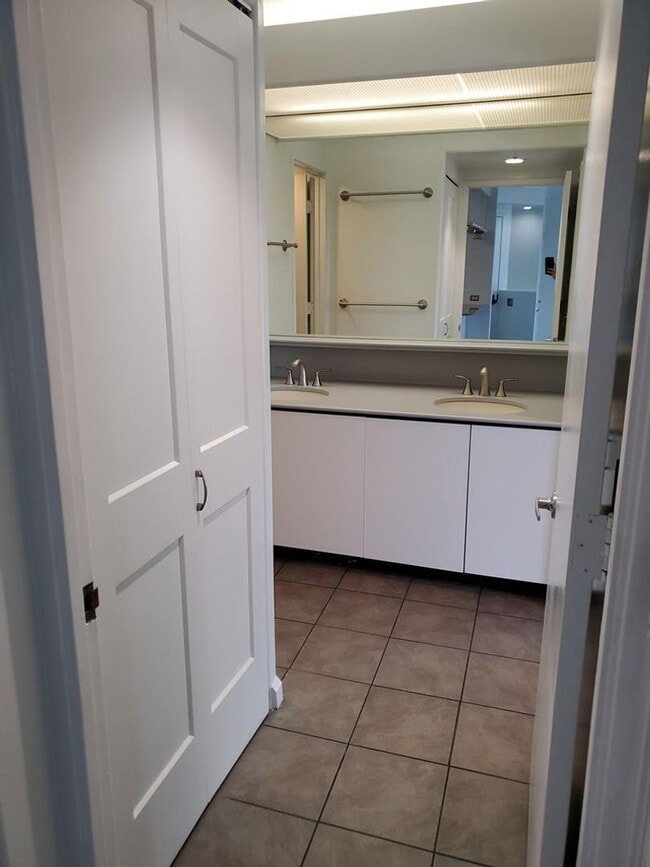 Building Photo - 1BR Condo w/ Views + Pool, Spa, & Sauna