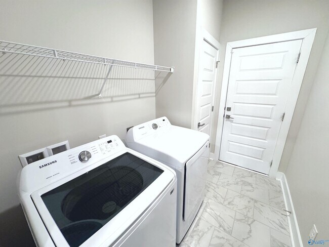 Building Photo - 7517 Doris Ruth Ln SE