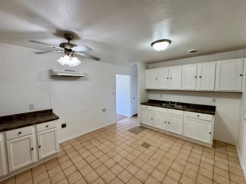 Building Photo - 8 Louise Ln