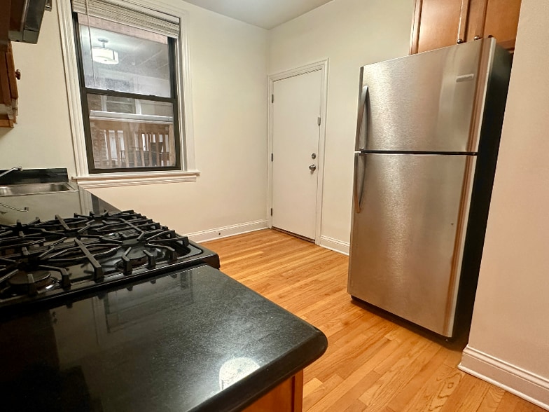 Building Photo - 903 W Cornelia Ave