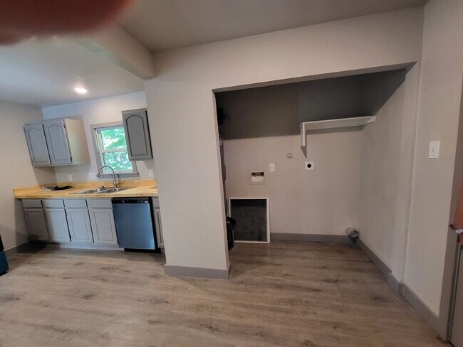 Building Photo - Completely Remodeled and Ready for Move-In