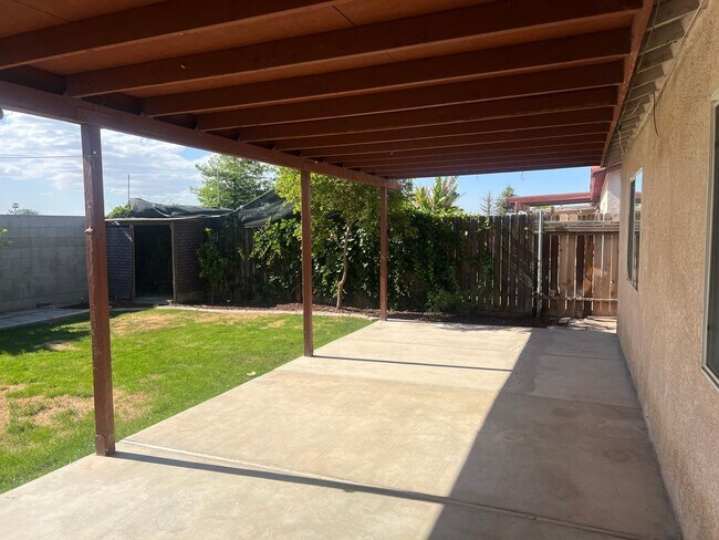 Building Photo - 608 Isla Bonita St
