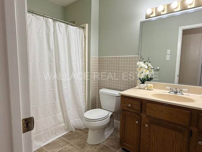 Building Photo - 4 BEDROOM, 3.5 BATHROOM HOME IN BEXHILL!