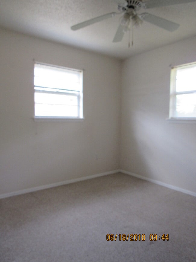 Building Photo - Great home located in Carriage Hills,