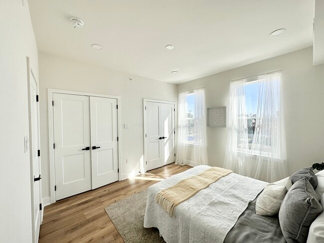 Building Photo - 2430 E Tioga St