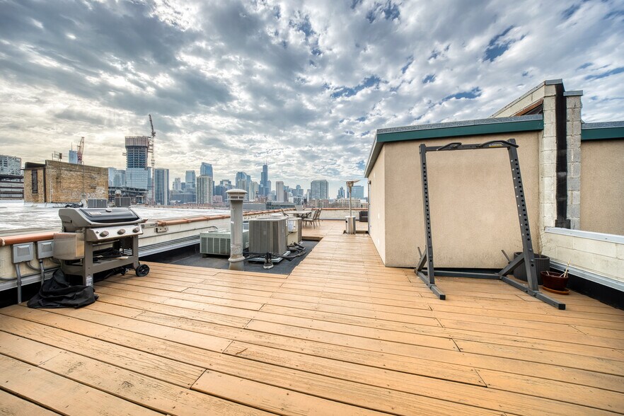 Building Photo - 811 W Superior St