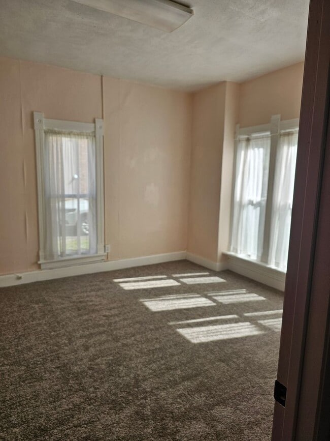 Building Photo - Charming 2-Bedroom Home Downtown - Availab...